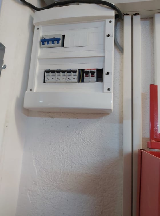 Tablou electric modern alb cu siguranțe