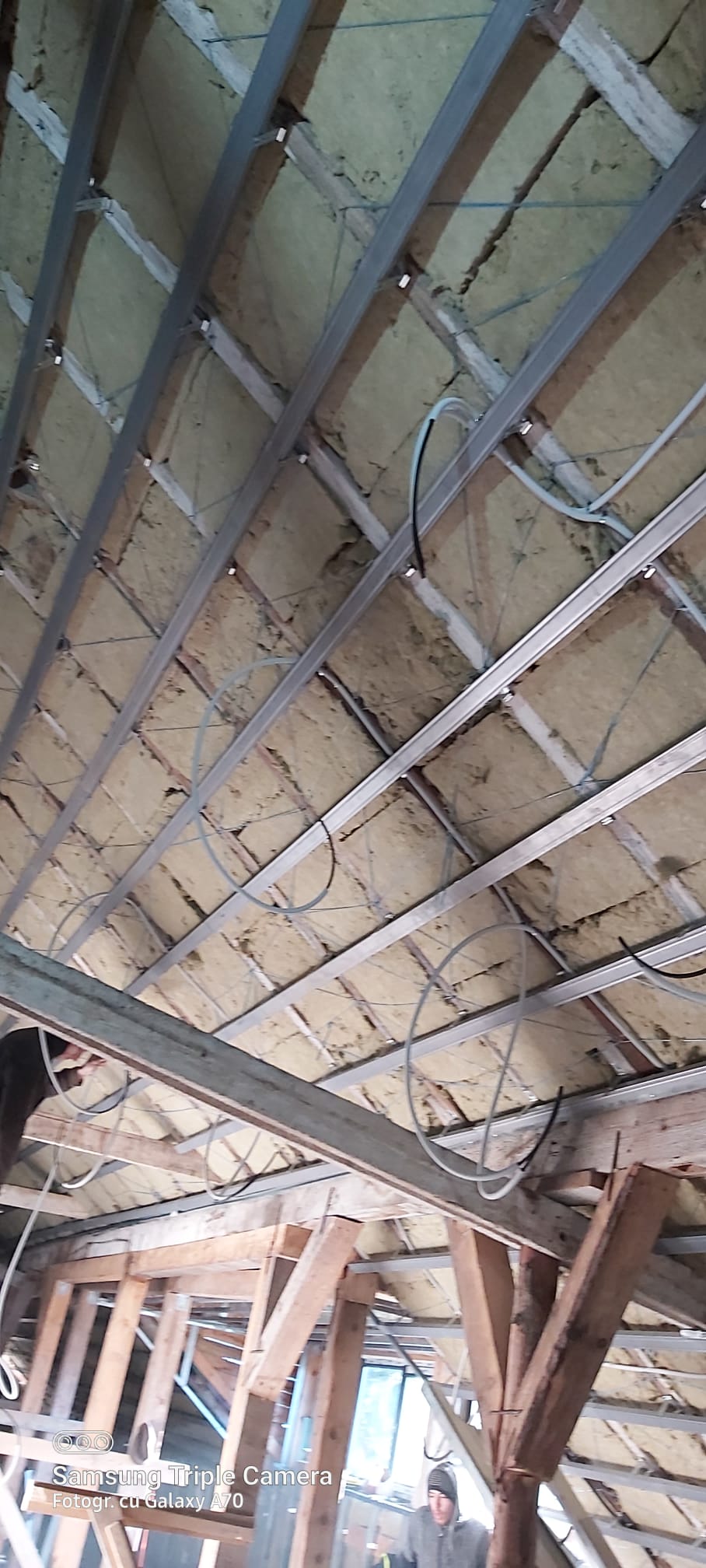 Infrastructură electrică în tavan